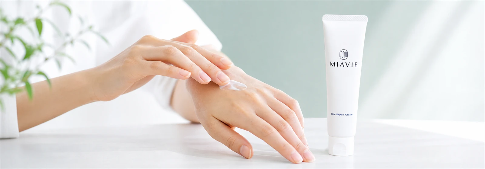 MIAVIEクリームを手になじませる実使用イメージ