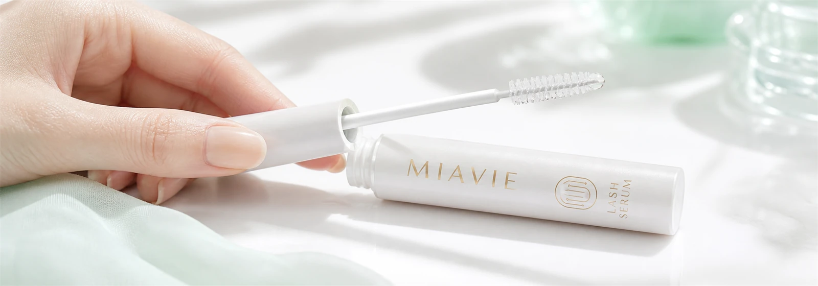 MIAVIEラッシュセラムのブラシと美容液の実使用イメージ