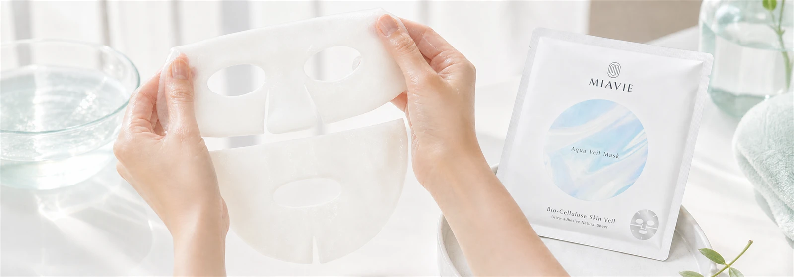 MIAVIEのシートマスクを手に広げる実使用イメージ